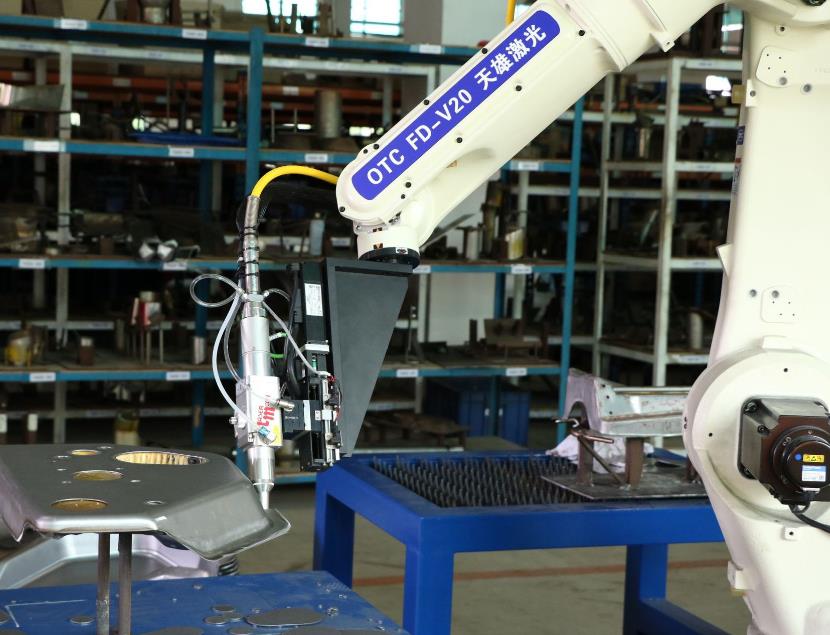 三維機(jī)械手激光切割機(jī)客戶現(xiàn)場